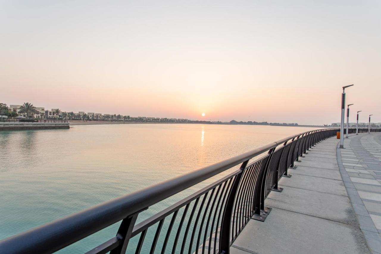 Live In The Middle Of Lagoons And Sea *