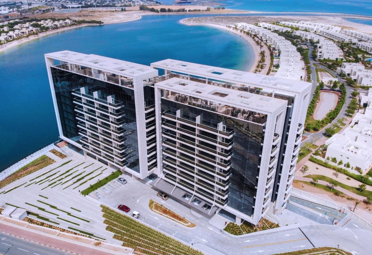 Live In The Middle Of Lagoons And Sea *